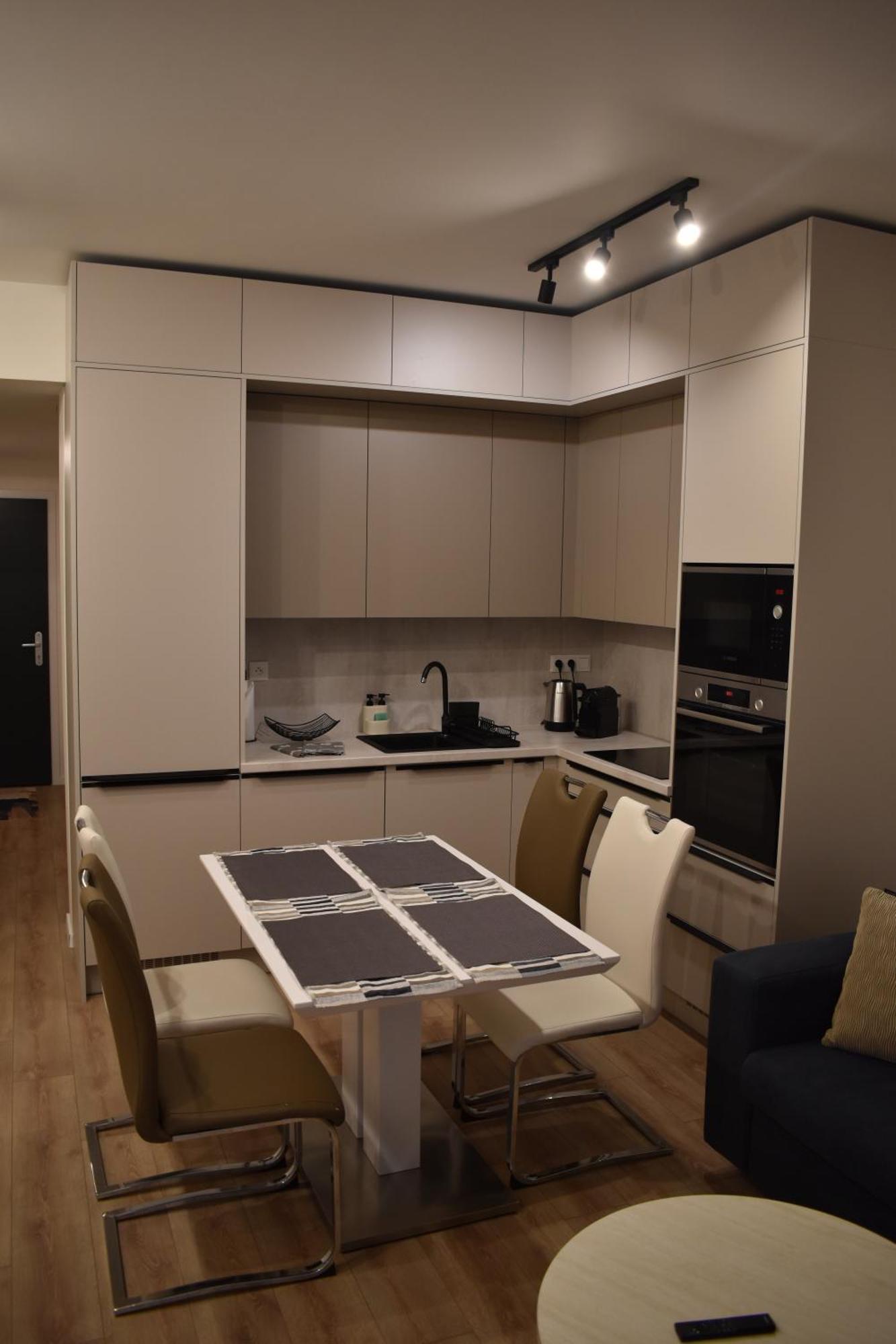 Elegant Near Downtown Apartment *
